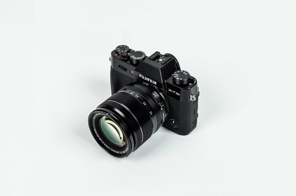 Mirrorless camera with lens